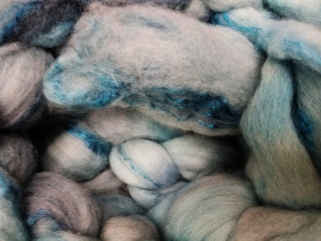 50/50 Mulberry Silk and Super Fine 18.5 Micron Merino Top - 115 g (4.0 oz) - Aquamarine